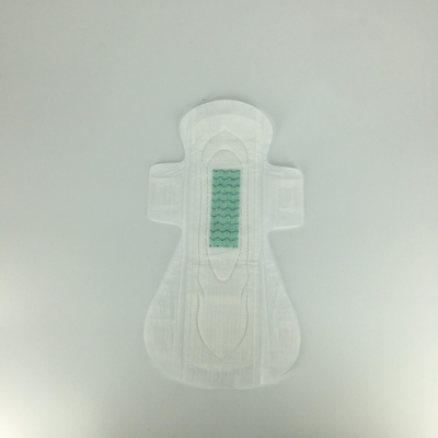 青い中心否定的なイオン破片はナノの銀製磁気イオン生理用ナプキンにパッドを入れる